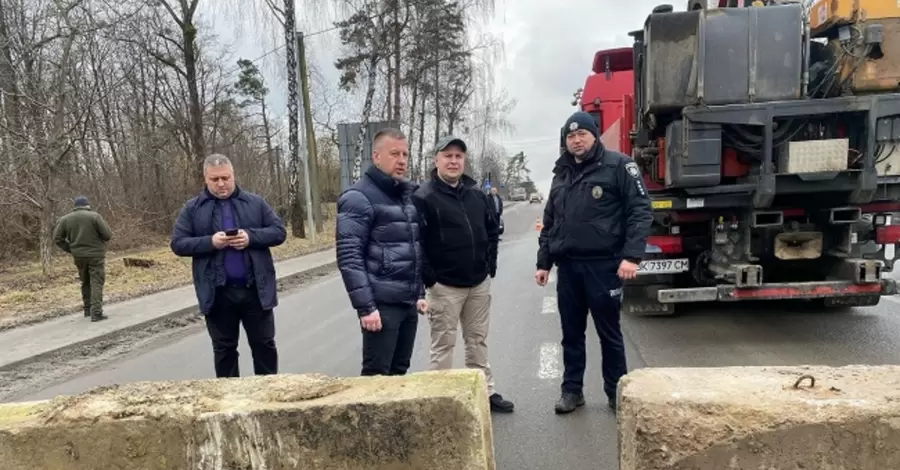 Война на западе: В Ровно очереди в военкоматах, Закарпатье готовится принимать переселенцев