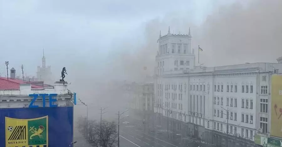 В Харькове нанесли ракетный удар по самому центру города, повреждены жилые дома и горсовет