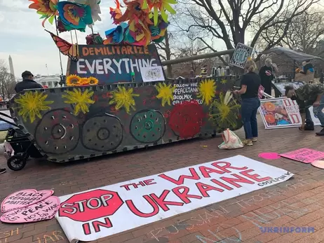 Перед Білим будинком зібралися тисячі людей. Вимагали закрити небо над Україною