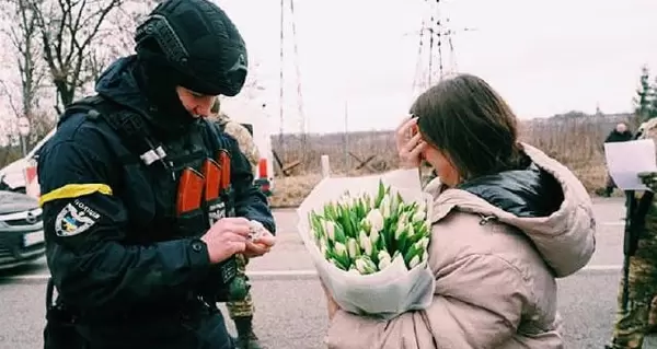 Кохання переможе війну. Поліцейський зробив пропозицію своїй дівчині прямо на блокпосту