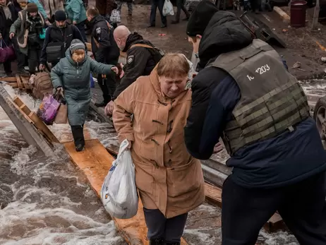 Не могли подумати, що почуємо вибухи знову: переселенці з Донбасу вчергове тікають від війни