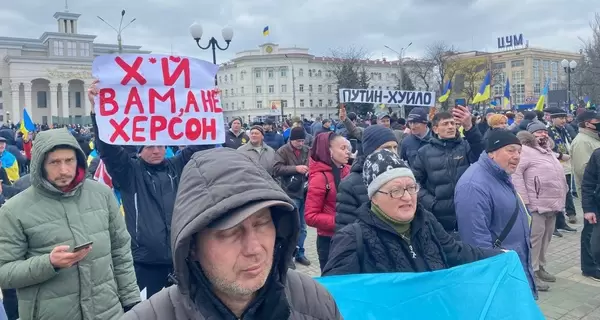 Пекарь из захваченного Херсона: Муку ищем по всему городу, а булочки начиняем, чем бог послал