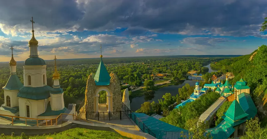 Окупаційні війська завдали авіаудару Святогірській Лаврі, де ховалися біженці