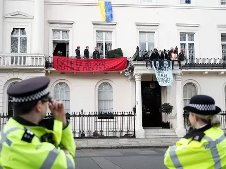 В Лондоне протестующие захватили особняк российского олигарха Дерипаски и повесили на нем флаг Украины