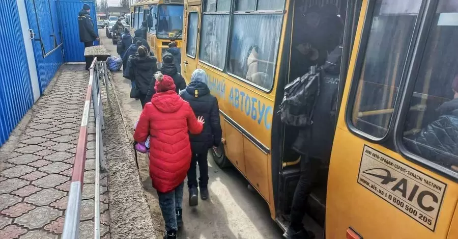 Жителька Гостомелю з немовлям на руках дві доби чекала на чоловіка в евакуаційному таборі