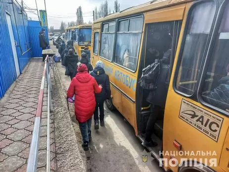 Жительница Гостомеля с младенцем на руках двое суток ждала мужа в эвакуационном лагере