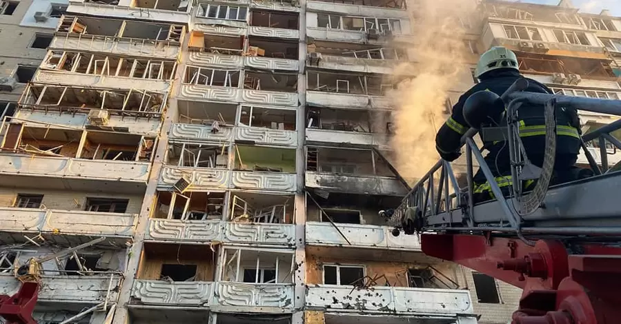 Обстрелы в Киеве: снаряды попали в жилые дома и повредили вход на станцию метро «Лукьяновская» 