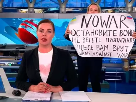 В Кремле назвали хулиганством поступок сотрудницы Первого канала: Занимаются определенные органы