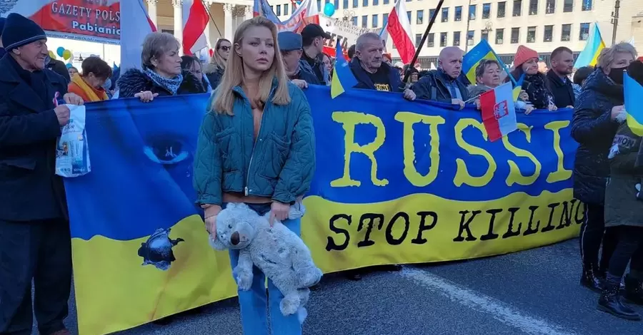 Зірки під час війни: Кароль - на мітингах у Польщі, Джамала співає «1944» у Європі, а Вакарчук їздить розбомбленими містами