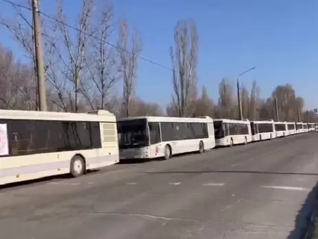 Під Запоріжжям ворог обстріляв евакуаційні автобуси, поранено четверо дітей