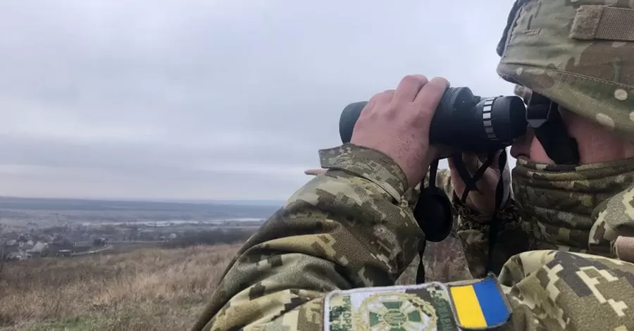 На Закарпатті злочинці, які нелегально перевозили українців за кордон, намагалися задавити прикордонників мікроавтобусом