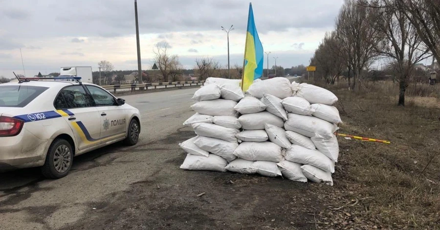 У Хмельницькому порушникам комендантської години вручають повістки у військкомат