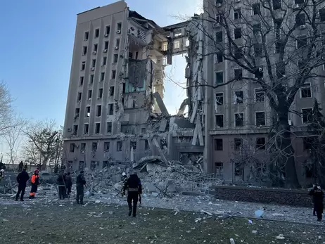 В Николаеве враг обстрелял обладминистрацию, полздания разрушено