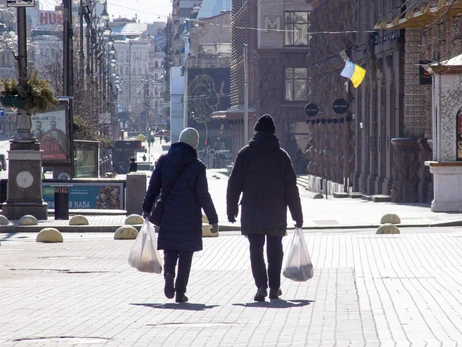 В Киеве с 1 апреля можно будет купить алкоголь и взять велосипед напрокат