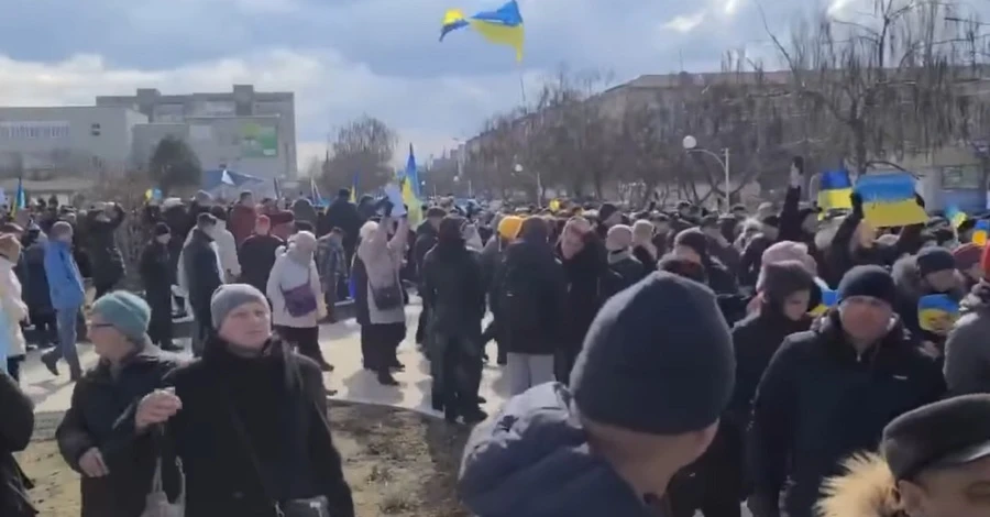 Жители Херсона вышли на митинг, чтобы почтить память погибших. Но их снова разогнали российские оккупанты