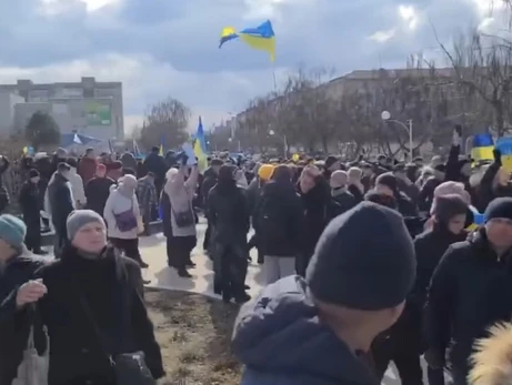 Жителі Херсона вийшли на мітинг, щоби вшанувати пам'ять загиблих. Але їх знову розігнали російські окупанти