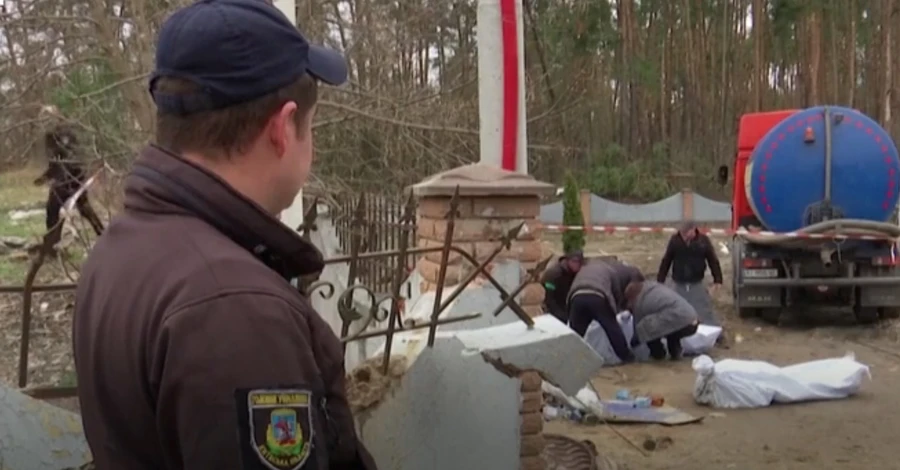 Під Києвом виявлено нову братську могилу з десятками загиблих