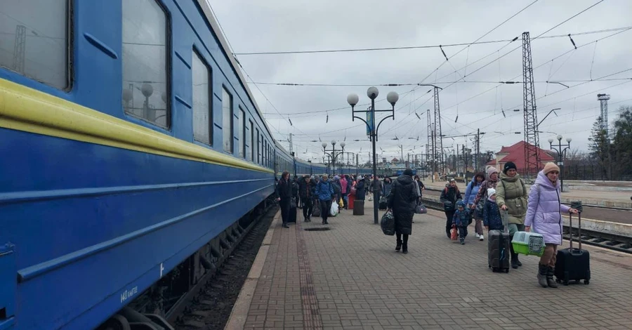 Через обстріл однієї із залізничних станцій 17 пасажирських поїздів затрималися на 2-7 годин