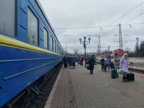 Через обстріл однієї із залізничних станцій 17 пасажирських поїздів затрималися на 2-7 годин