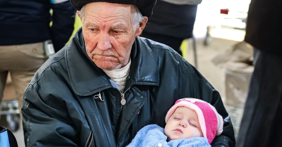 Сім'ї пенсіонера, який заколисував онуку в центрі для переселенців, зібрали півмільйона гривень