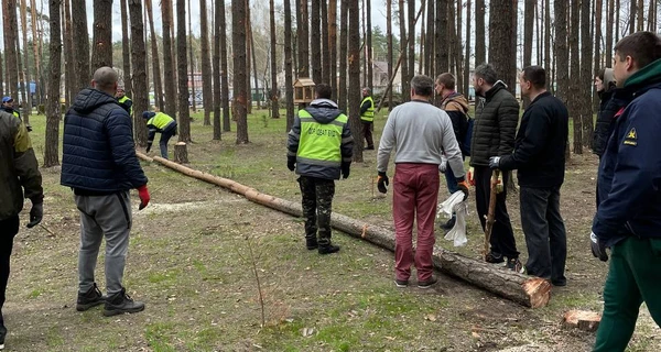 Волонтер у Гостомелі: Люди відчувають якусь провину, що вони зараз не на фронті