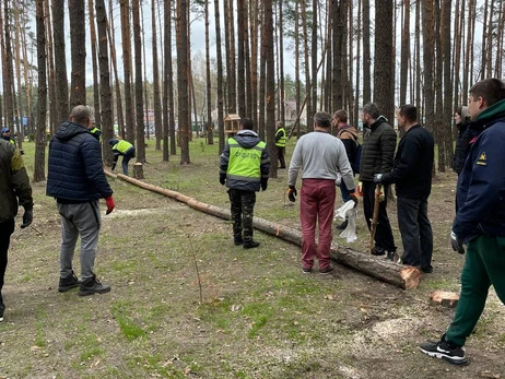 Волонтер у Гостомелі: Люди відчувають якусь провину, що вони зараз не на фронті