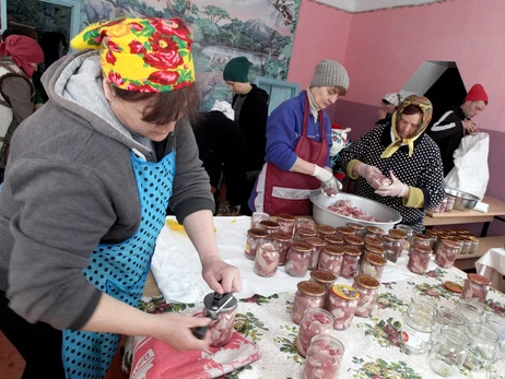 «Кулінарний батальйон»: Закололи десяток кабанчиків і відправили на фронт 10 тисяч банок тушонки