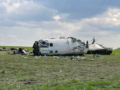 Запорізька адміністрація показала уламки АН-26, що впав в області