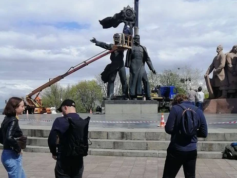 У скульптури робітника біля арки 