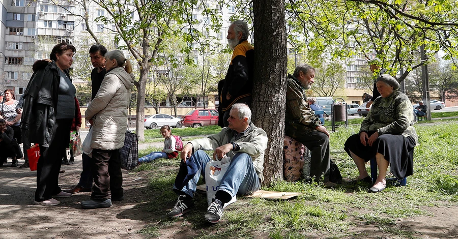 Скорочення допомоги переселенцям, подорожчання палива та допомога від ООН: що зміниться з 1 травня