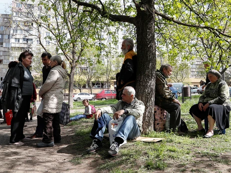 Скорочення допомоги переселенцям, подорожчання палива та допомога від ООН: що зміниться з 1 травня