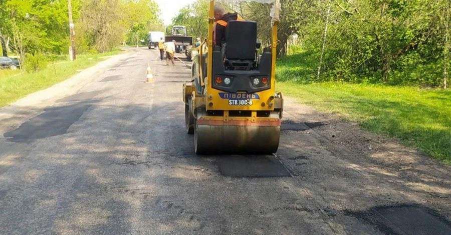 Ремонтують дороги та будують об’їзди: на Чернігівщині відновлюють дорожню інфраструктуру