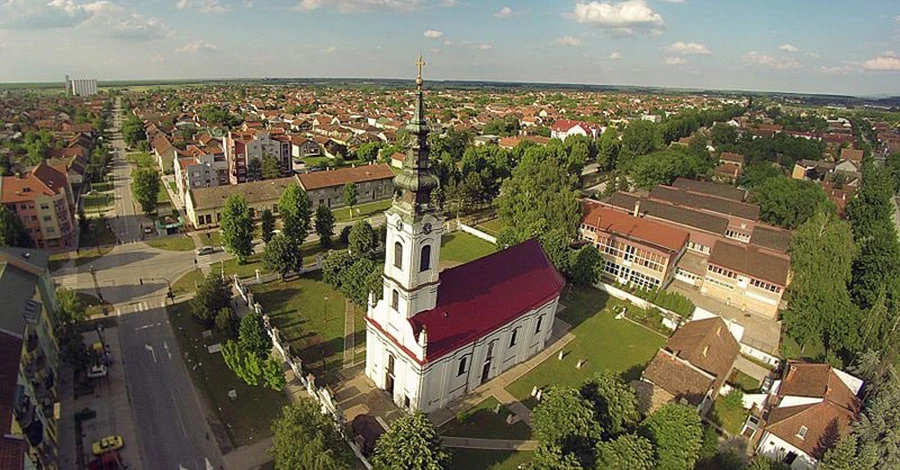 Жители Калуша: В магазинах на ура идут панамки – особенно розовые 