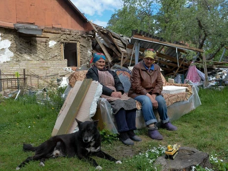 82-летняя пенсионерка из Ирпеня живет с дочерью в сарае и продает картошку, чтобы купить хлеб