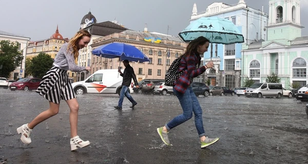 На Україну чекають дощі, грози та туман при літній спеці