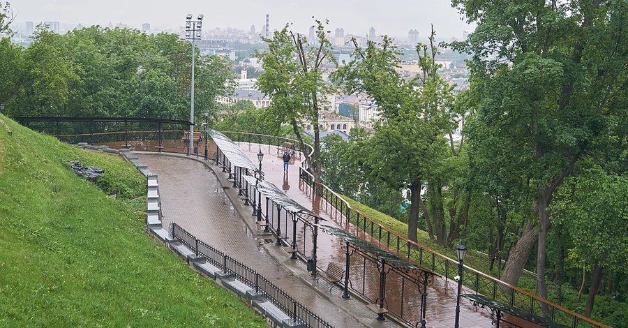 Весна в Киеве была одной из самых сухих и установила два температурных рекорда  