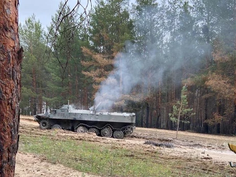 Російські солдати стріляють один в одного, а командири відправляють їх у бій з лопатами.