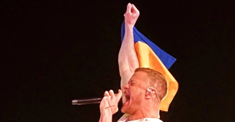 На концерті Imagine Dragons у Празі соліст розгорнув прапор України, переданий харків'янкою