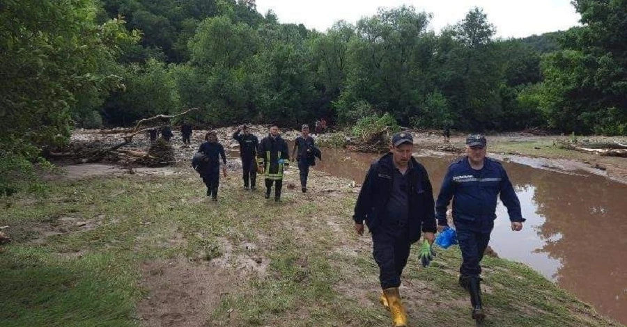 На Тернопільщині сильна злива знесла авто в річку - загинув чоловік та двоє дітей