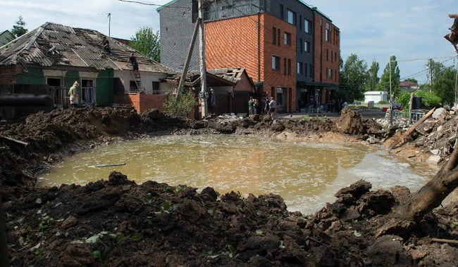 Воронка от взрыва в Харькове