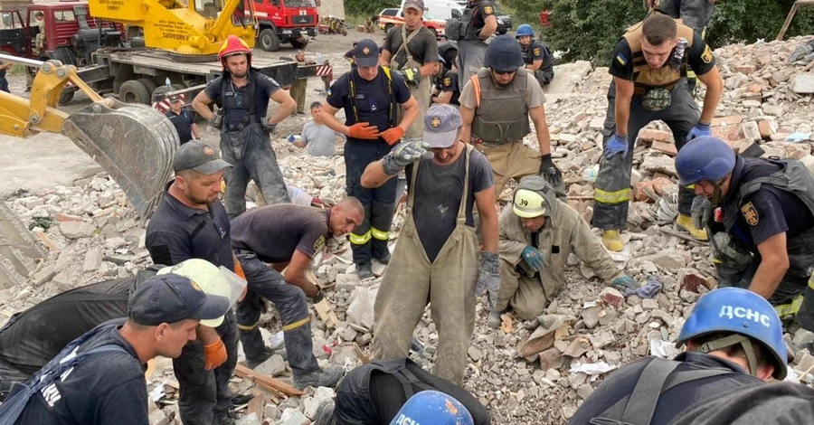 З-під завалів у Часовому Яру дістали ще одного живого чоловіка, загиблих вже 30