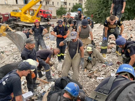 З-під завалів у Часовому Яру дістали ще одного живого чоловіка, загиблих вже 30