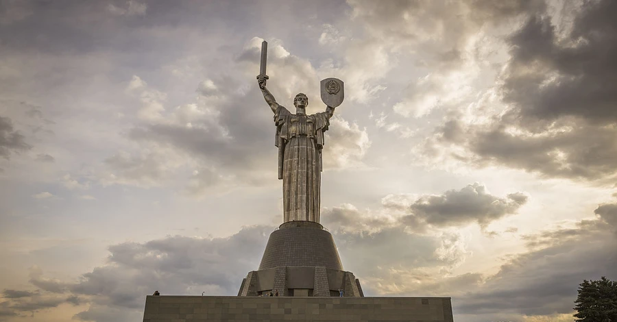 Міняти герб на щиті «Батьківщини-матері» можуть цілий рік