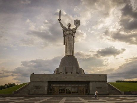 Міняти герб на щиті «Батьківщини-матері» можуть цілий рік