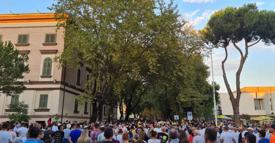 Албанію сколихнули протести через загибель дівчинки з вини поліцейського 