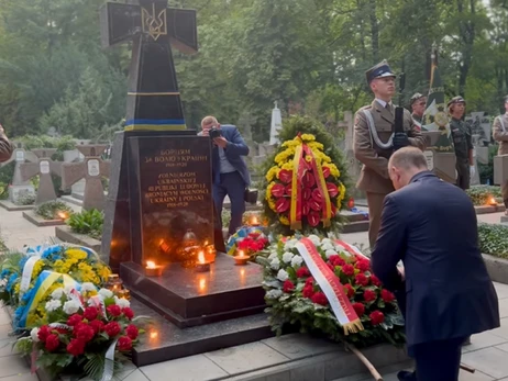 Президент Польщі Дуда схилив коліно перед пам'ятником воїнам УНР