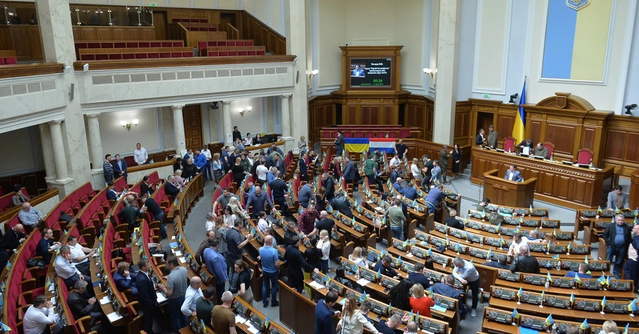 Воєнні рішення Верховної Ради: подовжили воєнний стан і перекроїли бюджет