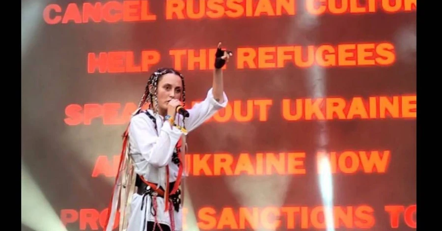 Alina Pash на сцені фестивалю Sziget розрізала портрет Путіна та Орбана