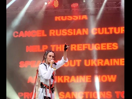 Alina Pash на сцені фестивалю Sziget розрізала портрет Путіна та Орбана