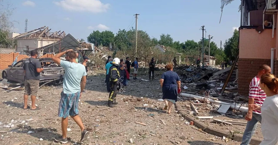 На Николаевщине россияне попали в многоэтажку в Вознесенске, пострадали 12 человек